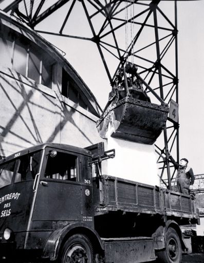 Le port Rambaud en 1952. Le chargement du sel dans les camions.