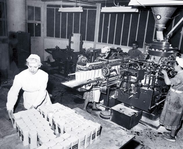 Le port Rambaud en 1952. L'intérieur de l'entrepôt des sucres