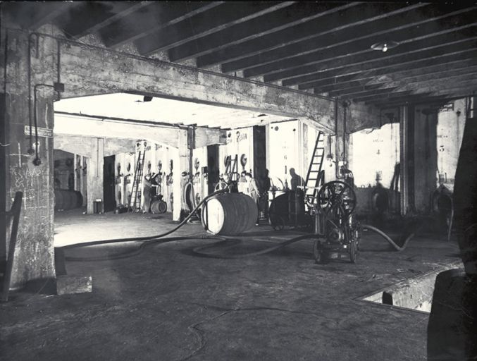 Le port Rambaud en 1952. L'intérieur de l'entrepôt des vins.