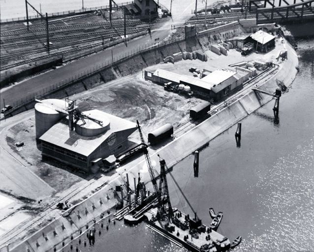 Le port Rambaud en 1952. Vue aérienne des silos de stockage du ciment en vrac.