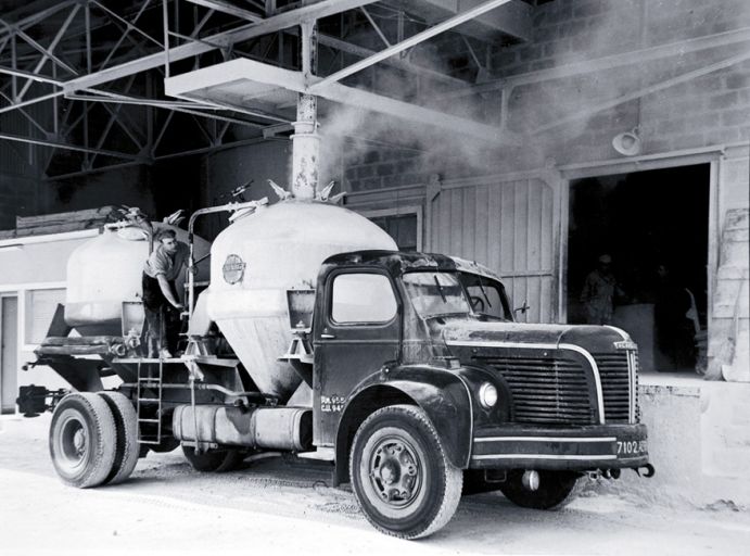 Le port Rambaud en 1952. Le chargement des camions de ciment.