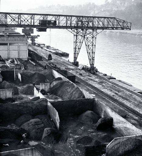 Le port Rambaud en 1952. Vue des cases à charbon.