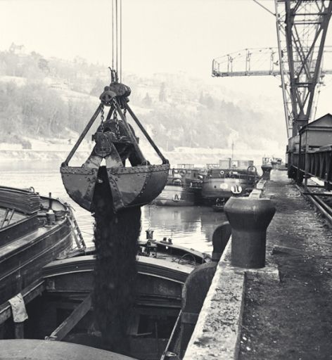 Le port Rambaud en 1952. Le chargement du charbon dans une péniche.