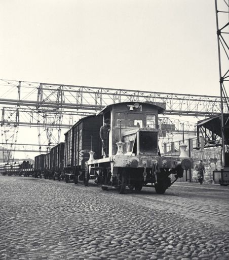 Le port Rambaud en 1952. Le passage d'un train sous les ponts-portique