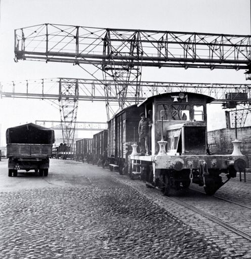 Le port Rambaud en 1952. Train et camion passant sous les ponts-portique