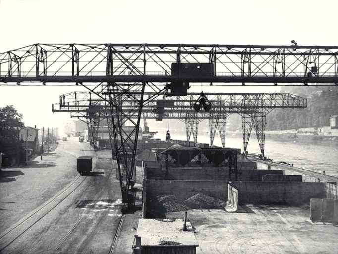 Le port Rambaud en 1952. Vue d'ensemble des ponts-portique au-dessus des cases à charbon.