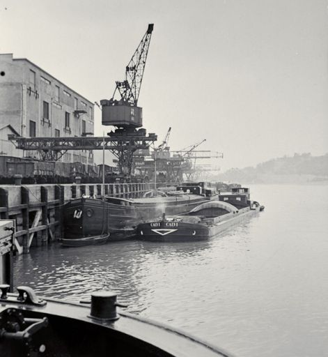 Le quai et les grues à la hauteur de l'entrepôt des sucres