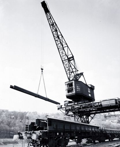 Le port Rambaud en 1952. Chargement de poutrelles métalliques.