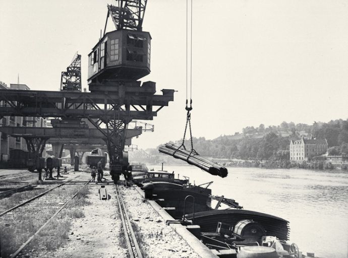 Le port Rambaud en 1952. Chargement de lattes de bois.