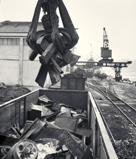 Le port Rambaud en 1952. Chargement de ferrailles