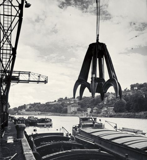 Le port Rambaud en 1952. Vue d'un grappin de chargement.