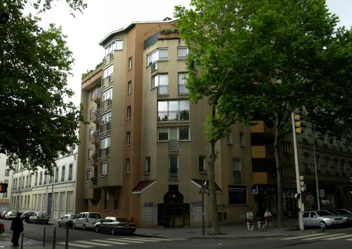 51 cours Charlemagne. Immeuble avec décrochements de façade