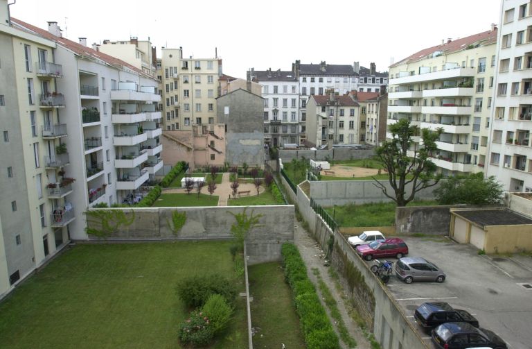 Elévation postérieure et jardin de l'immeuble rue Smith