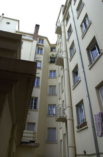 Vue de l'angle formé par les deux corps de bâtiment depuis la cour.