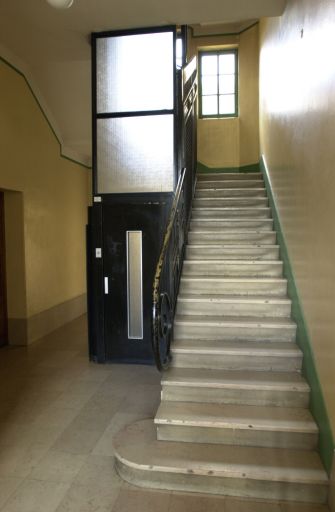 21-23 rue Casimir-Perier. Ascenseur intégré à l'escalier