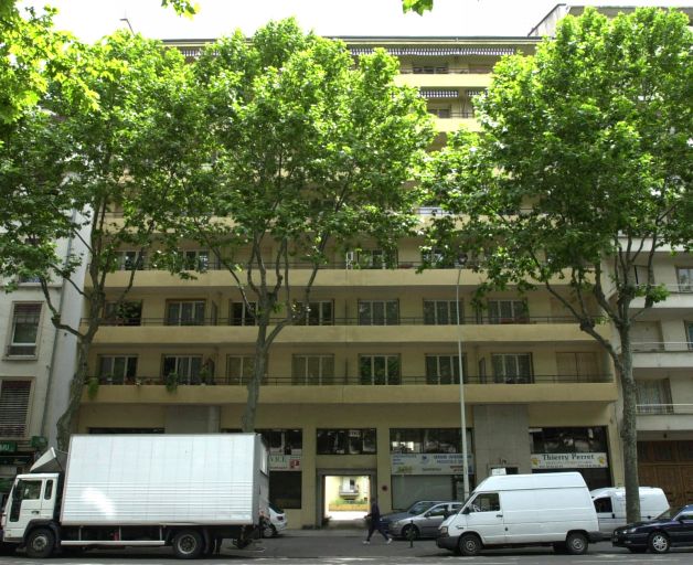 73-75 cours Charlemagne. Passage couvert d'accès au parking de l'immeuble