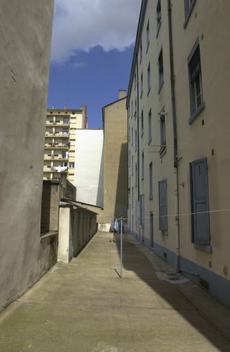 Vue de la cour des 12-16 cours Bayard depuis l'est