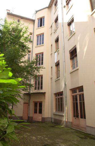 Vue d'une travée d'escalier dans l'angle depuis la cour