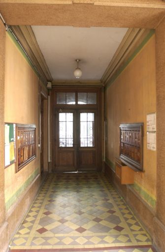 Vue du vestibule d'entrée depuis la cour