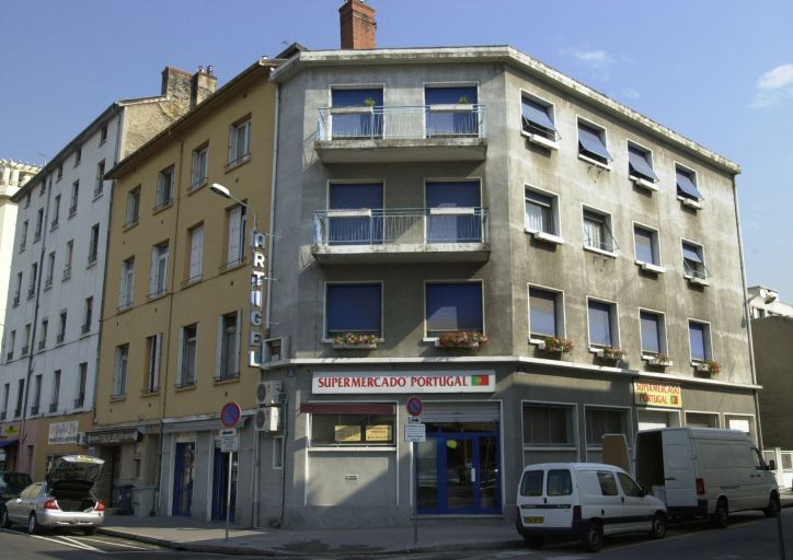 52 rue Quivogne, immeuble à angle à pans coupés en encorbellement