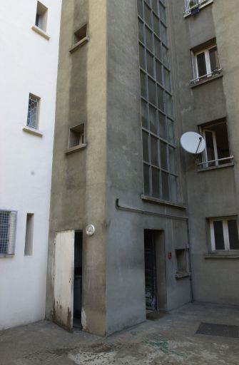 Elévation postérieure sur cour : l'entrée de la tour d'escalier