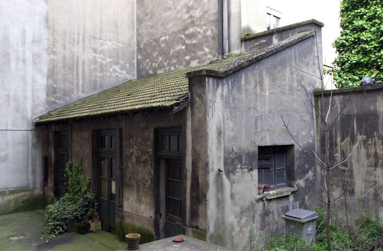 9 quai Perrache. Petite maison construite en fond de cour, derrière un immeuble, composée de 3 logements mono-cellulaire