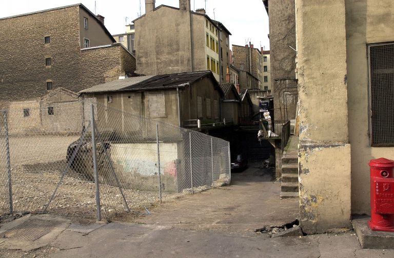 Ateliers dans la cour du 1 cours Charlemagne