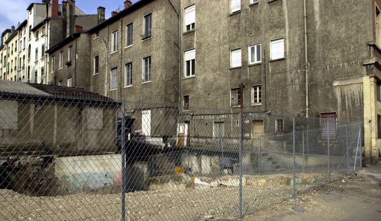 Détail des immeubles détruits 28-30 rue Dugas-Montbel montrant l'utilisation des anciens sous-sols comme pièces d'habitation avant le remblaiement du quartier