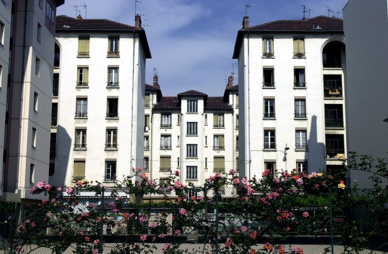 Vue d'ensemble des 34-36 rue Quivogne, depuis le jeu de boules rue Quivogne