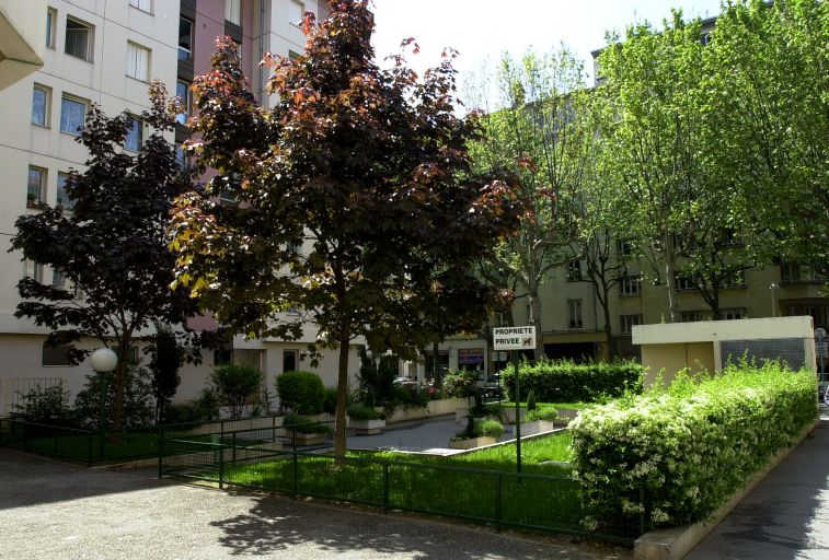 Le square depuis la rue Quivogne, au nord