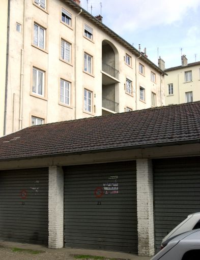 Vue des garages construits au nord de la cour