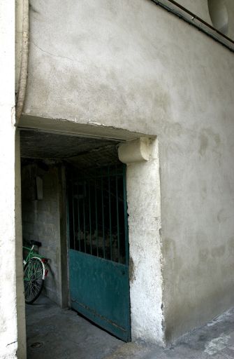 Détail de l'entrée de cave sous le passage couvert