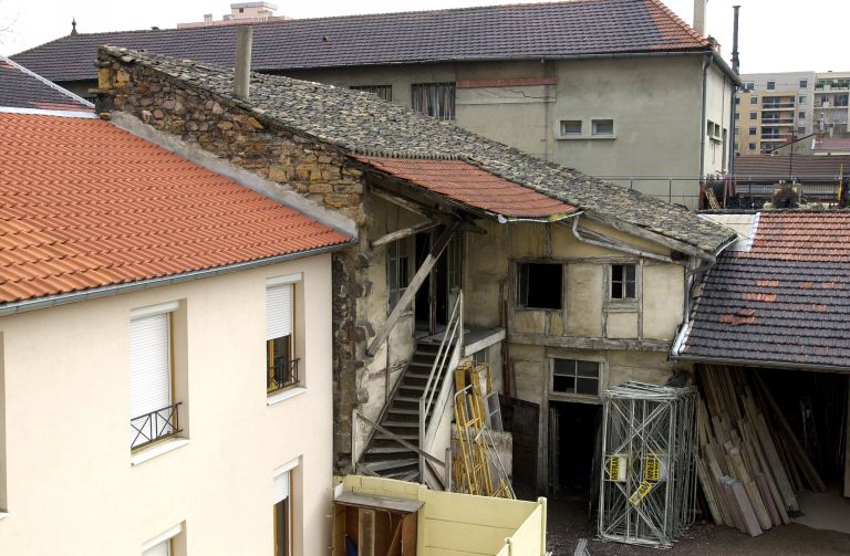 3 rue Denuzière. Maison de type rural construite en fond de cour, derrière un immeuble