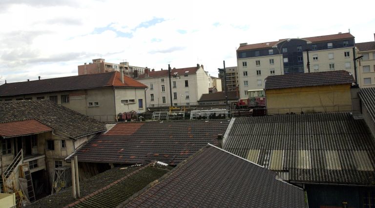 Vue des voies en terrasse derrière les édifices de la rue Denuzière