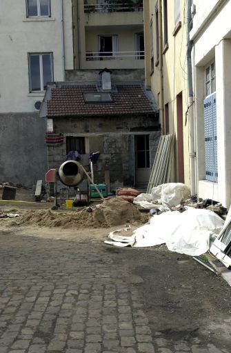 Vue de la loge de concierge dans la cour