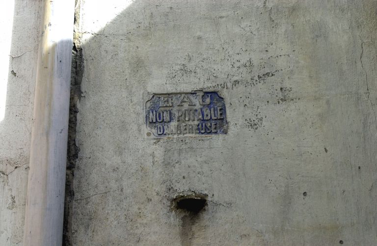 Plaque d'eau non potable dans la cour 7 rue Denuzière