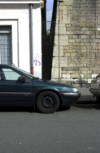 Vue du passage à l'ouest de la voie ferrée depuis la rue Bichat, vers le nord