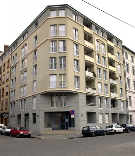 19 rue Bichat, immeuble à angle à pans coupés en encorbellement et jeu de loggias