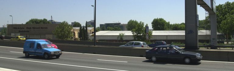 Vue générale depuis l'ouest, de l'autre côté de l'autoroute