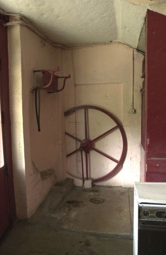 Vue de la pompe à l'arrière de l'escalier