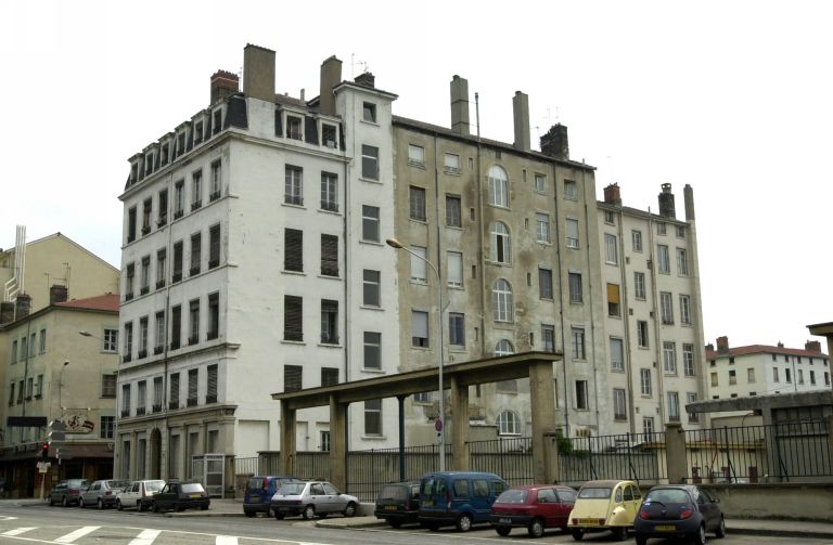 16-18 rue Casimir-Perier. Travée d'ouvertures éclairant la cage d'escalier ouvrant sur la façade postérieure