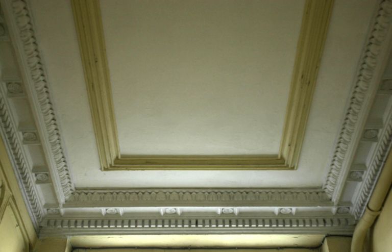 Détail du plafond mouluré du vestibule