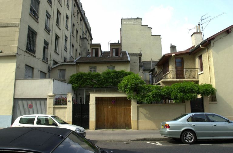 10 rue Ravat. Maison construite en retrait, à l'arrière d'une cour