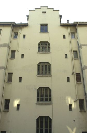 62 cours Charlemagne. Travée d'ouvertures éclairant l'escalier, ouvrant sur la façade postérieure