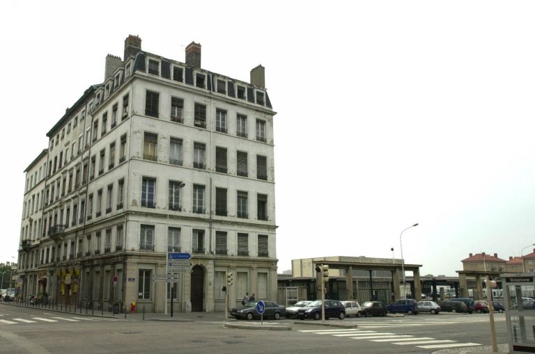 Vue du carrefour cours Charlemagne-rue Casimir-Perier vers le sud-est