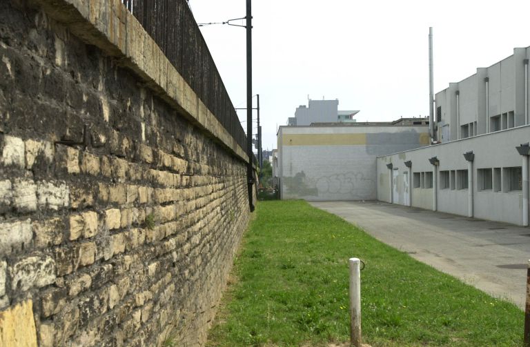 Vue du passage à l'est de la voie ferrée depuis la rue Casimir-Perier vers le nord