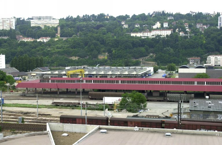 Vue de la partie sud du quai de chargement, depuis l'immeuble 82 cour Charlemagne, à l'est