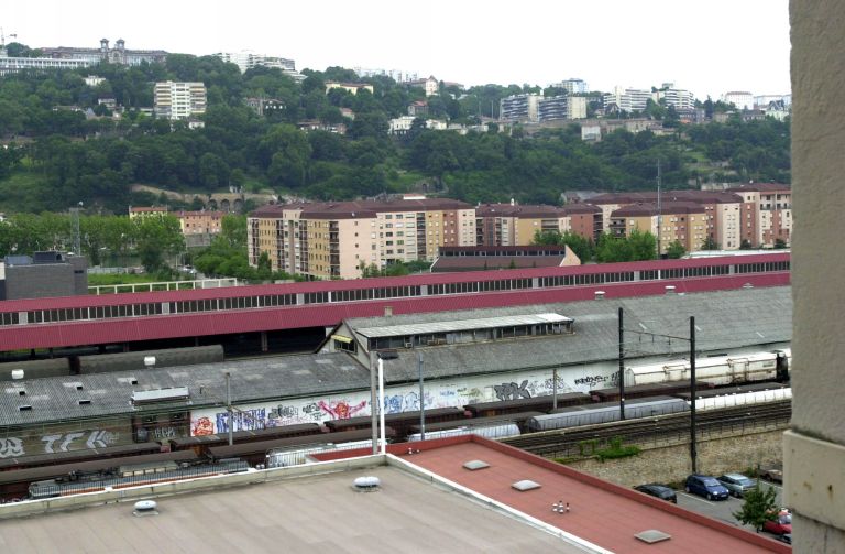 Vue d'ensemble du quai de chargement depuis le sud-est, depuis l'immeuble 82 cours Charlemagne