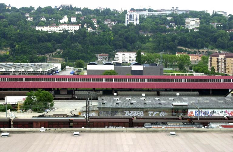 Vue du quai de chargement depuis l'est, depuis l'immeuble 82 cours Charlemagne