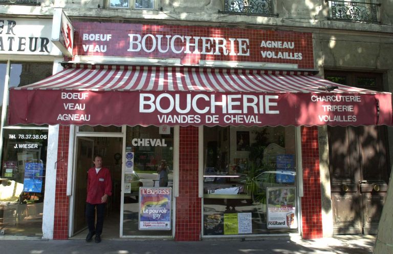 46 cours Charlemagne. Devanture de la boucherie